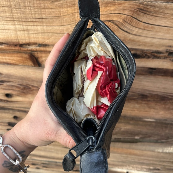 VINTAGE | Classic Black Genuine Leather Crossbody Bag - Picture 5 of 6